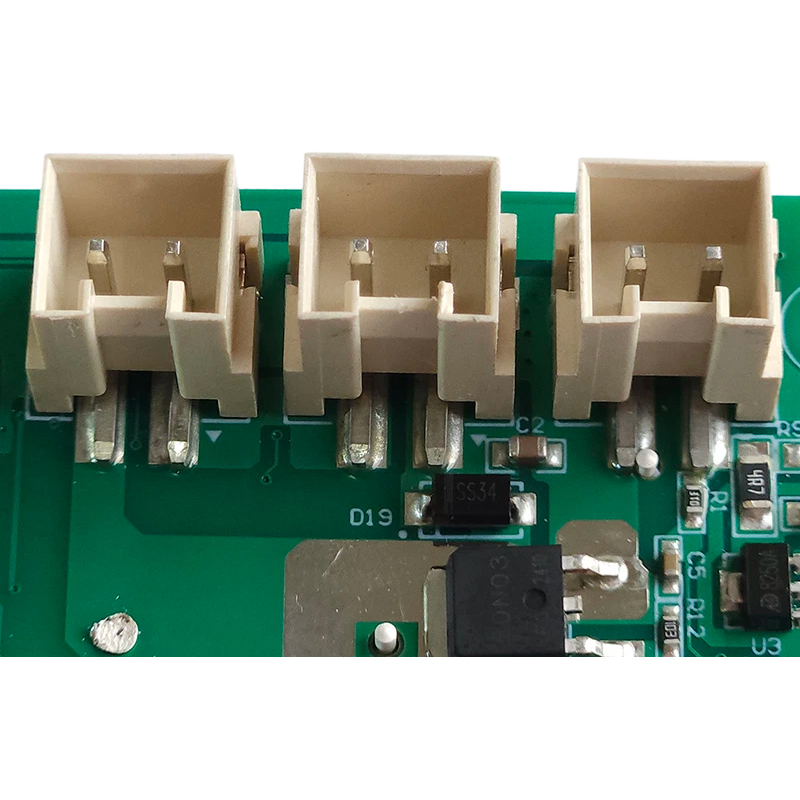 How do the portable insulated lunch box's heating element and circuit board work together?